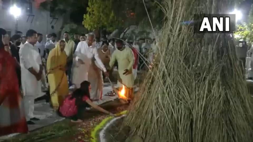 People are celebrating Holi 2022 and holika dahan, see all photos updates here