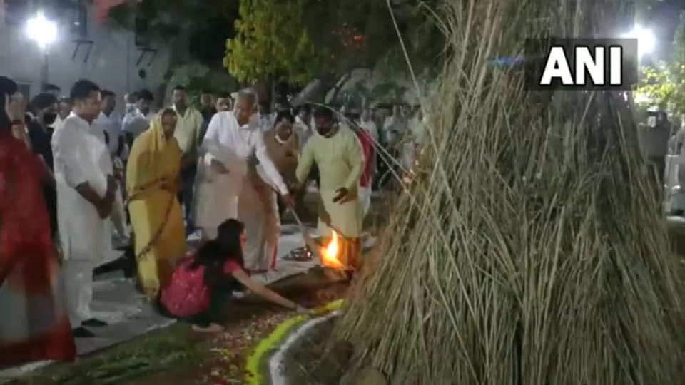 People are celebrating Holi 2022 and holika dahan, see all photos updates here