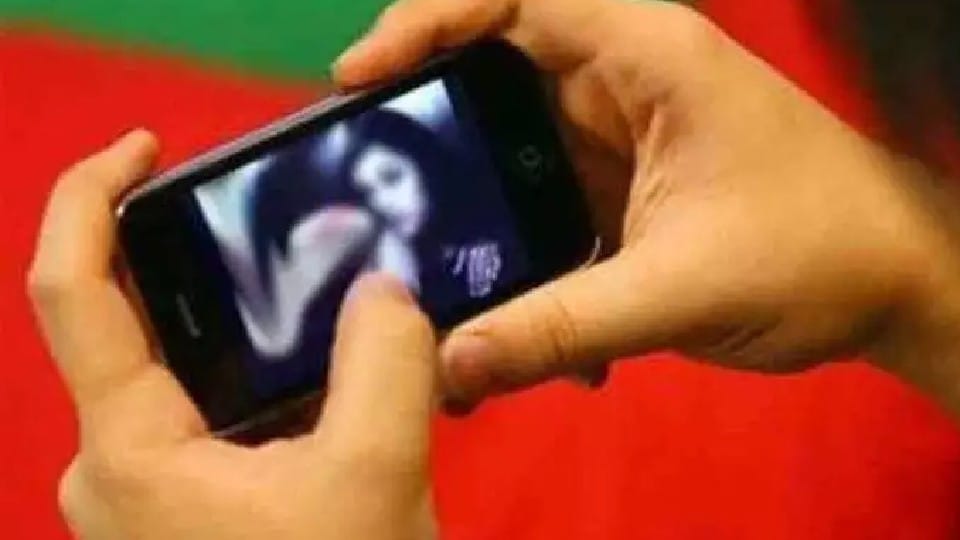 Mumbai: Phone and video sex call center busted, 17 women rescued