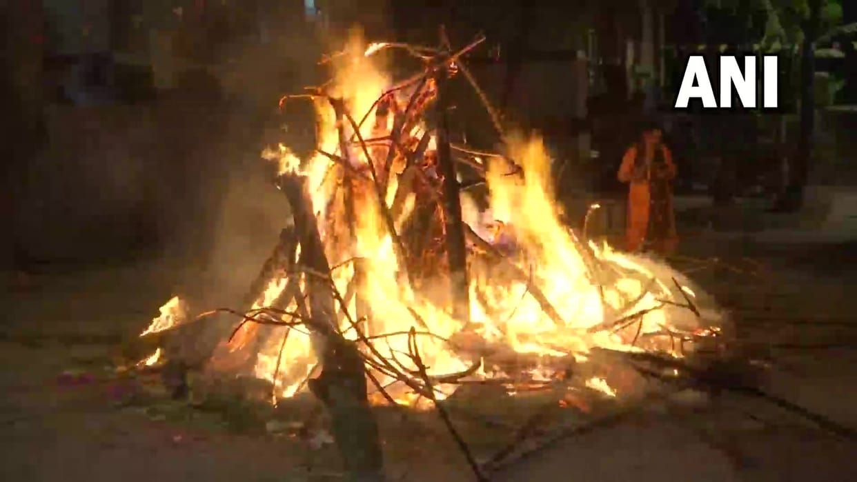 Holi 2022 In Mathura Monu Panda Walks On Fire Of Holi In Falain Village 