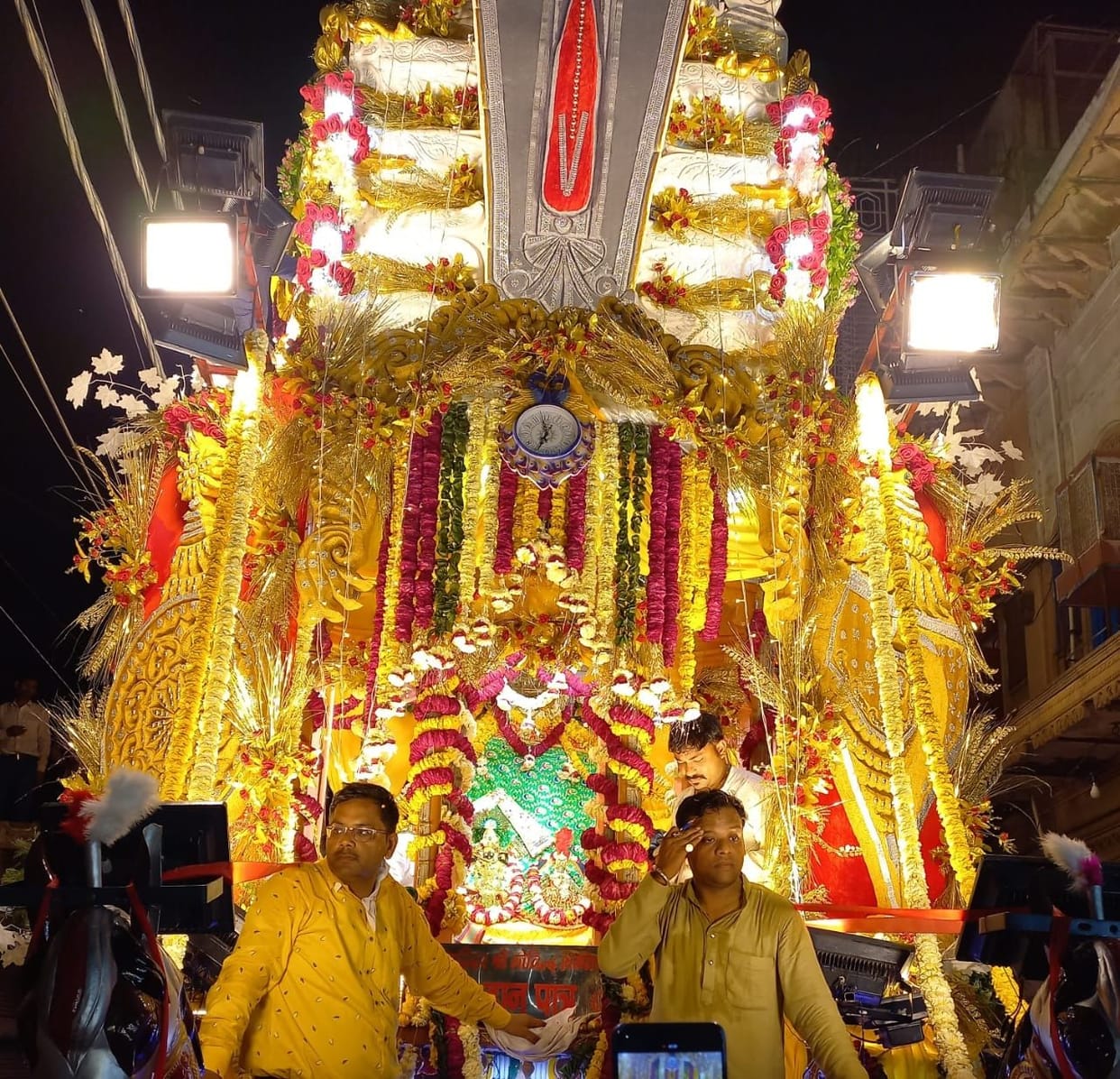 Hathras: Govind Bhagwan roamed in the city sitting in a three-storey chariot