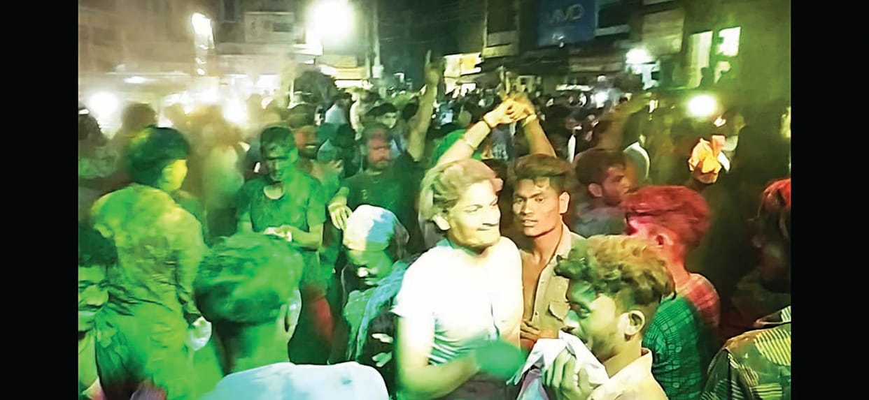 A lot of gulal was blown on Holi, played Holi fiercely