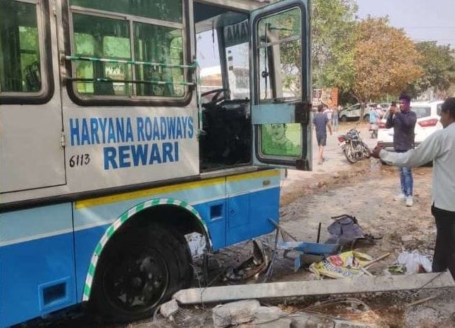 Drunken youth ran roadways bus, broke many electric poles