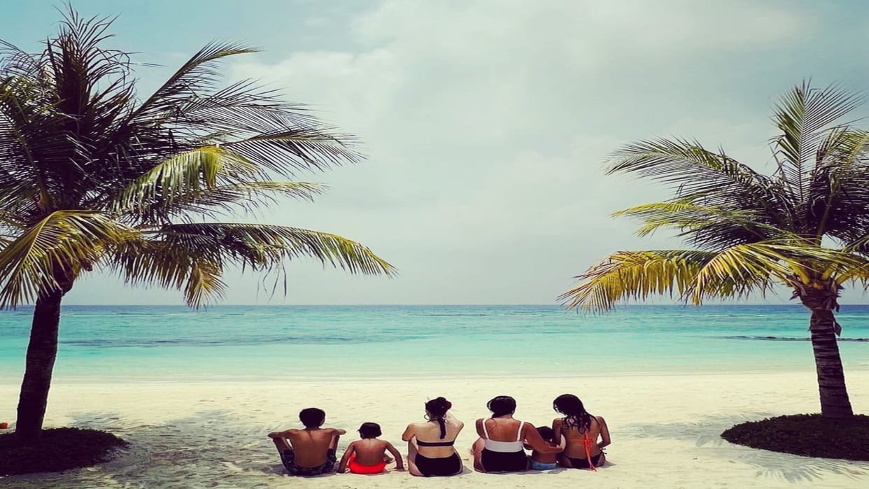 Kareena Kapoor shared a picture of her holiday from Maldives with karishma kapoor and her children fans said  perfect family