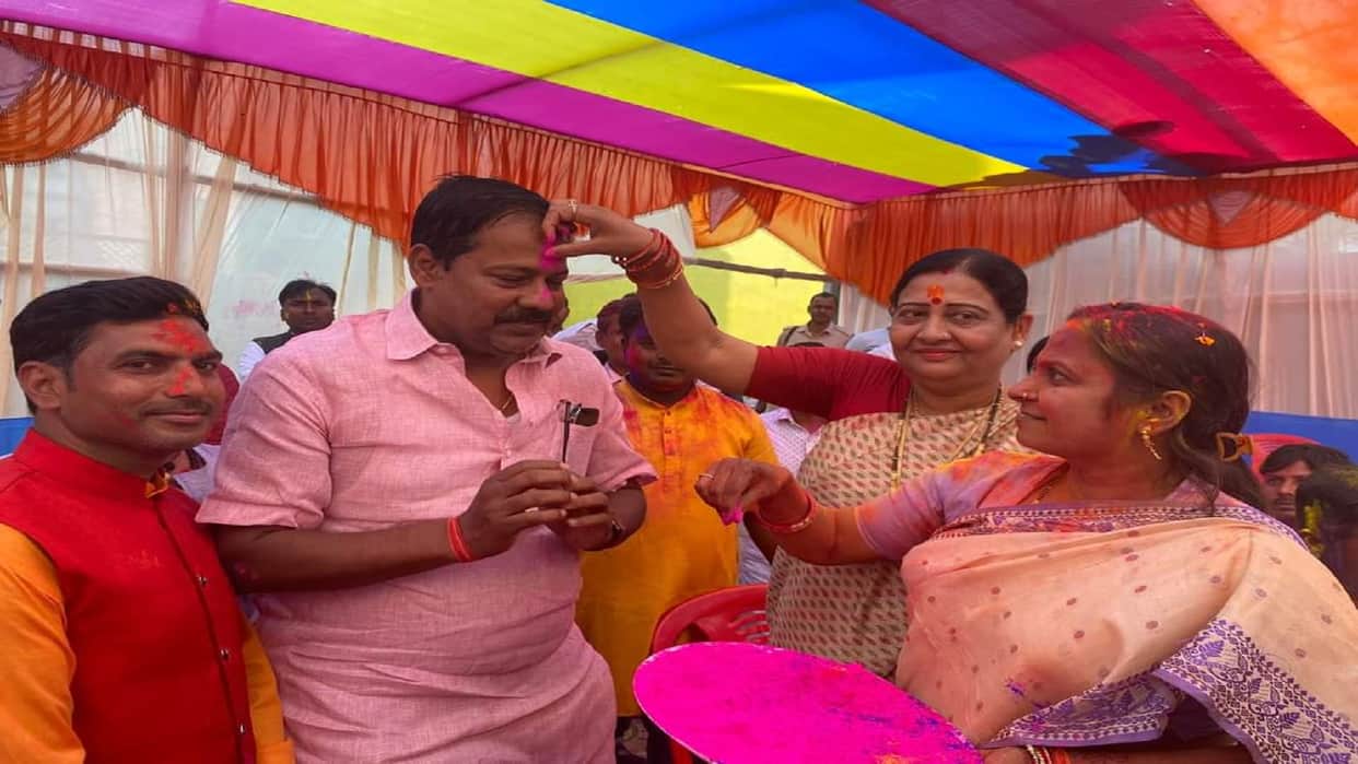 Bochahan constituency by poll BJP candidate Baby Kumari election campaign in holi festival