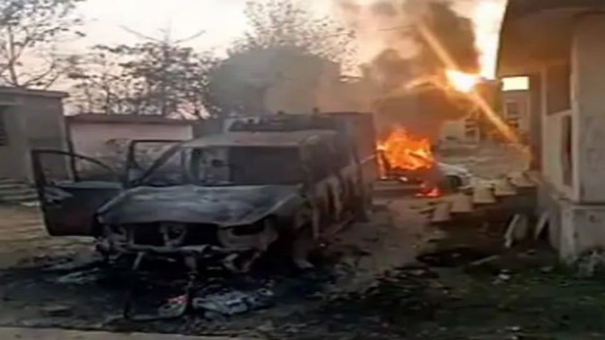 Angry mob set fire to police station after death of youth in police custody in Bettiah
