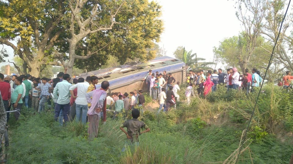 Big news from Agra Bus full of passengers fell into a ditch dozens of passengers injured