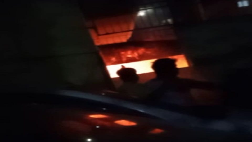 fire breaks out in a flat in dlf colony one person scorched to death in sahibabad