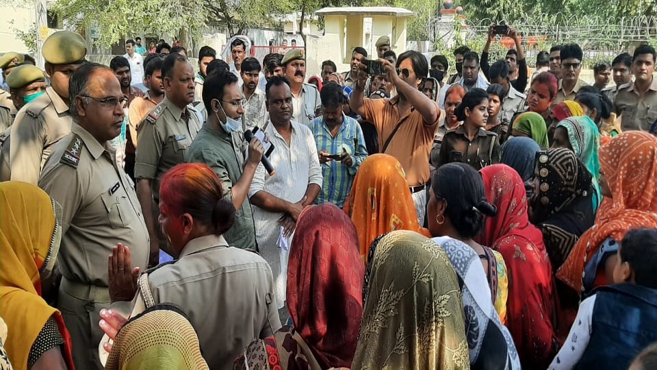 People blocked road for not meeting the prisoners in Etah District Jail