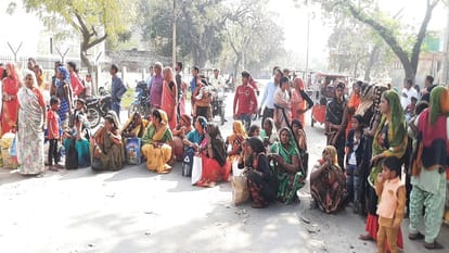 People blocked road for not meeting the prisoners in Etah District Jail