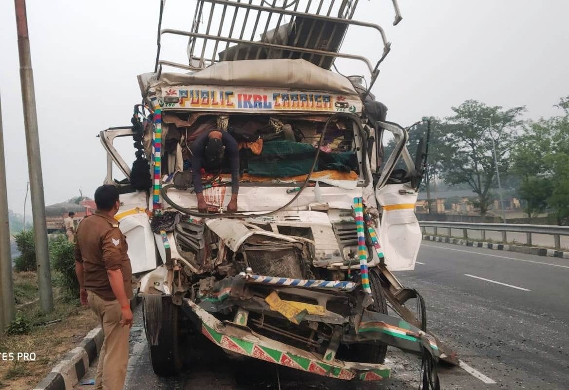 auraiya news,The trolley entered the dumper standing on the side of the highway, the driver died