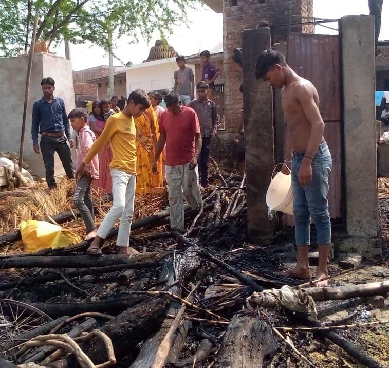 auraiya news,Four huts ashes due to fire, five goats died