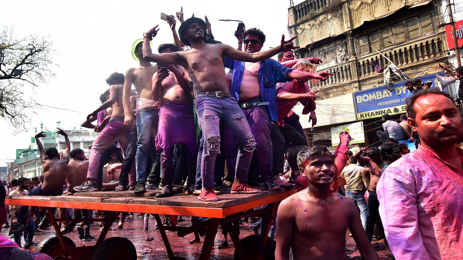 Holi 2022: Prayagraj bathed in the rain of colors