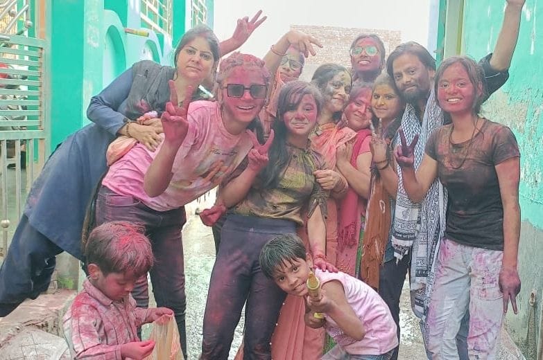 Hathras: There was a lot of color and gulal on Holi, together they created a ruckus