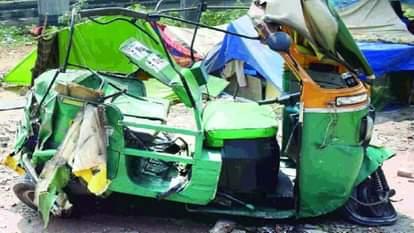 हादसे में इस ऑटो के परखच्चे उड़ गए