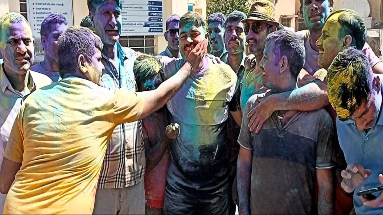 Holi was played on Saturday in the police stations of Bikaner and Tonk