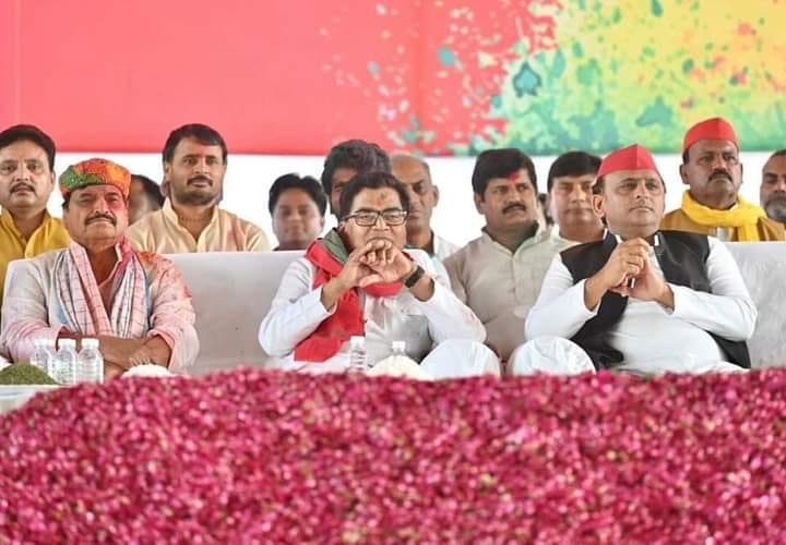 Mulayam and Akhilesh played Holi of flowers with workers