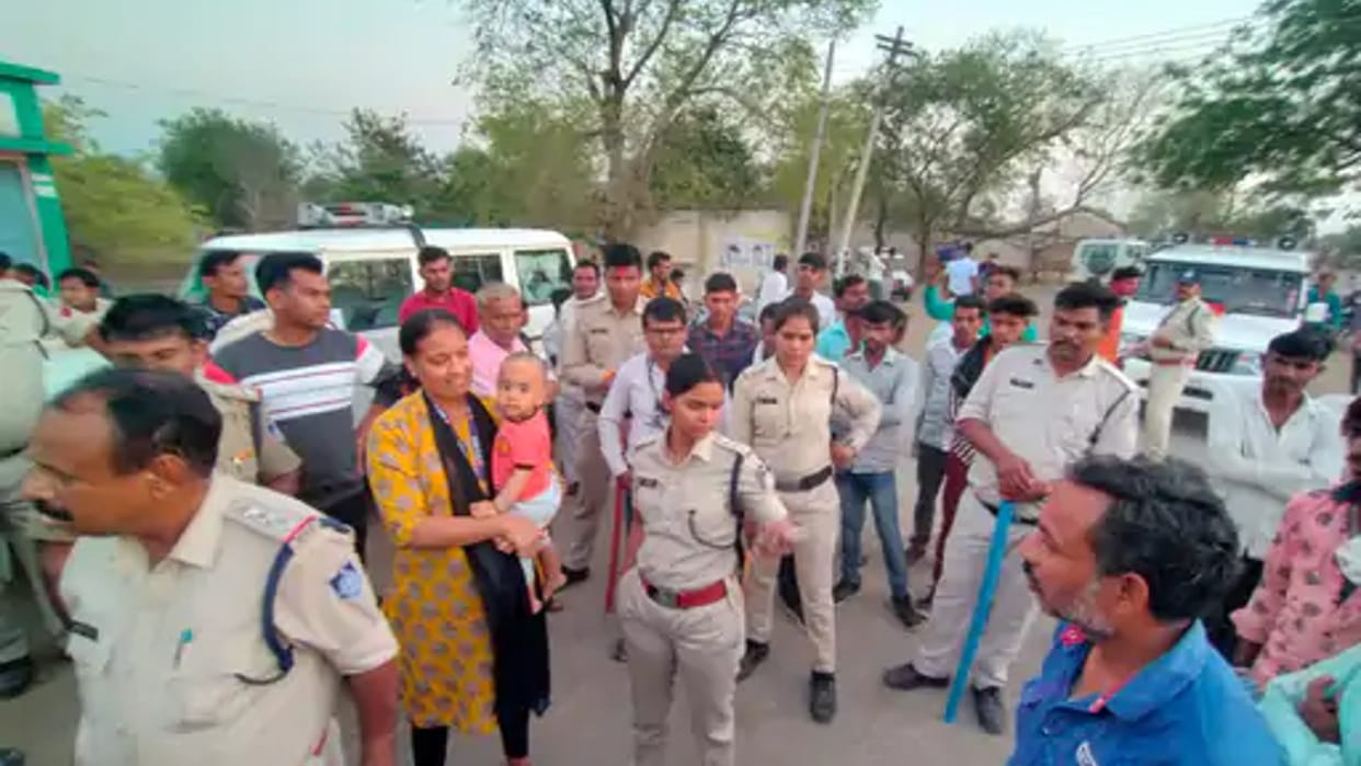 Khandwa: The farmer molested the girl in the field, when the father protested, gathered the villagers and threw stones
