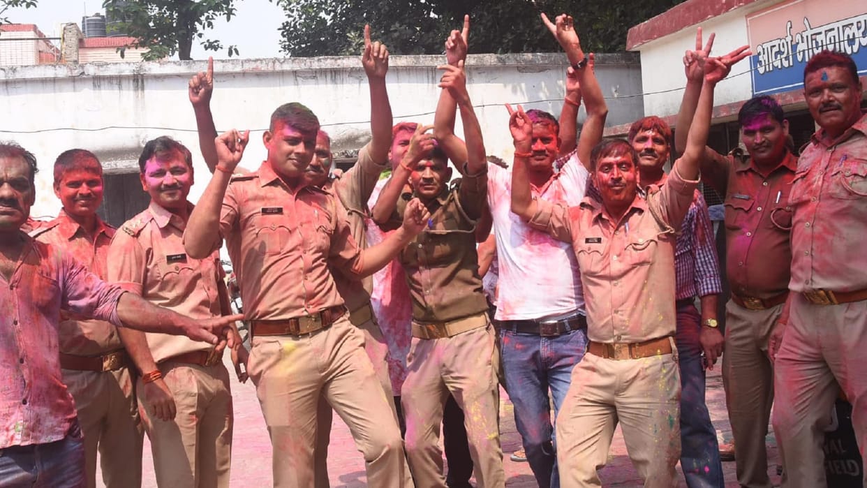 Kanpur: After 48 hours of hard work policemen celebrated Holi danced on DJ