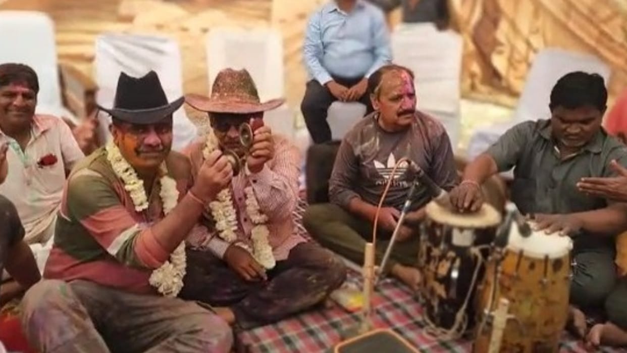 Shivpuri: Collector and Superintendent of Police danced in Holi festival, video went viral on social media