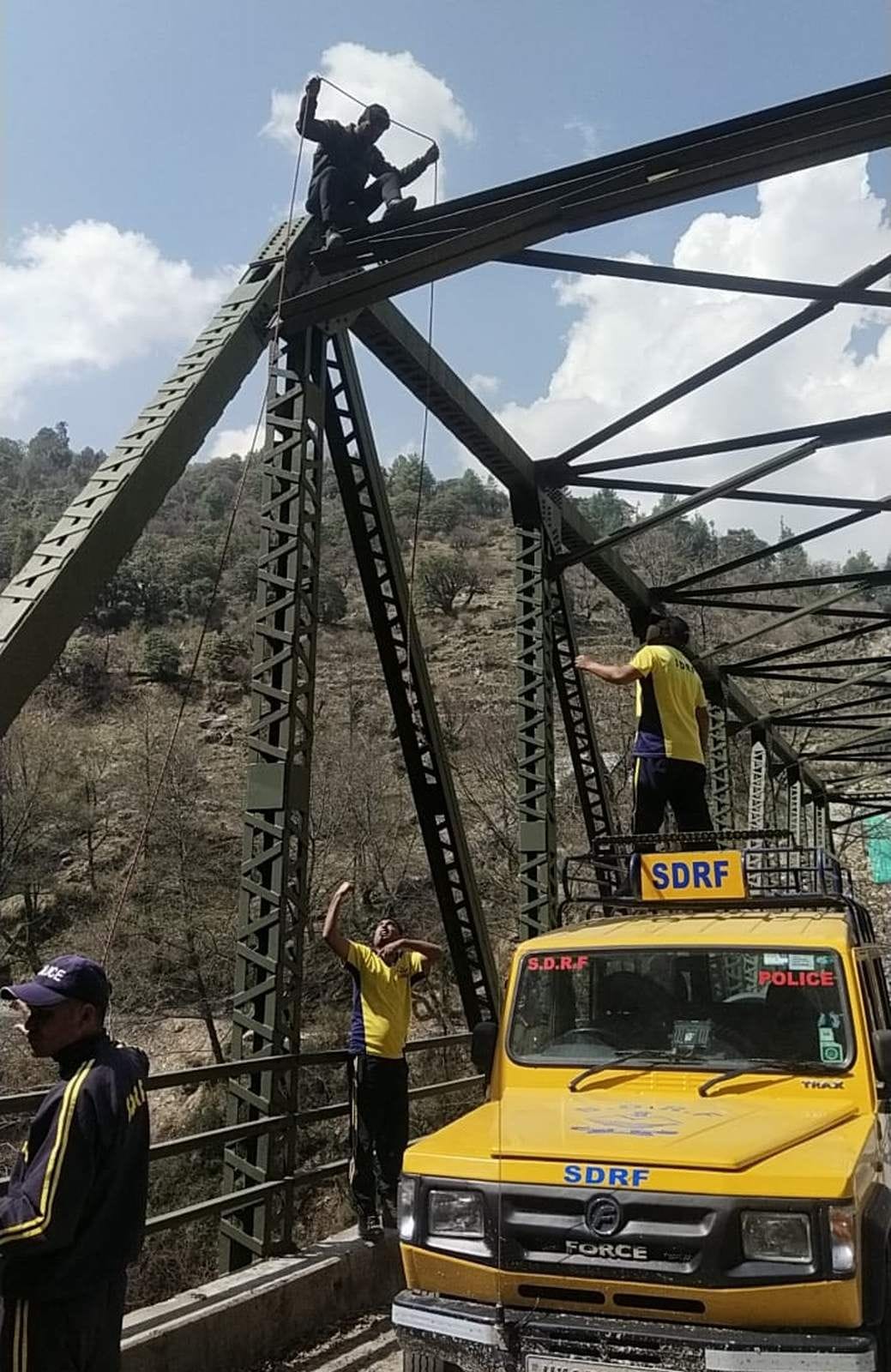 Youth climbed on the bridge for not taking action against the accused of corruption