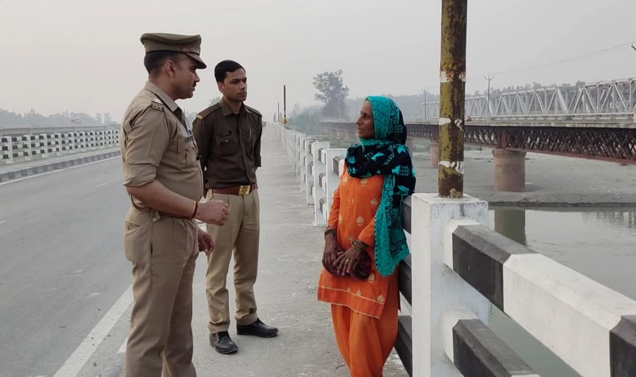 Outpost Incharge saved a woman jumping in Yamuna