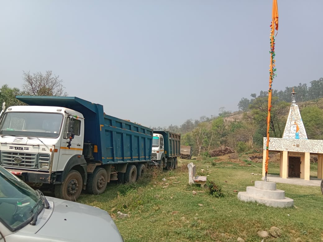 kalaambh police found three tractor  in illegale minning material in miarpur