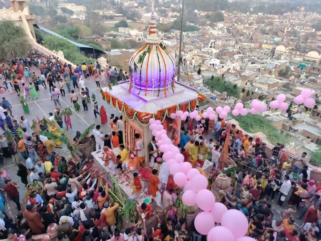 Mathura: Dhap dhar di yaar gayi paru ki...