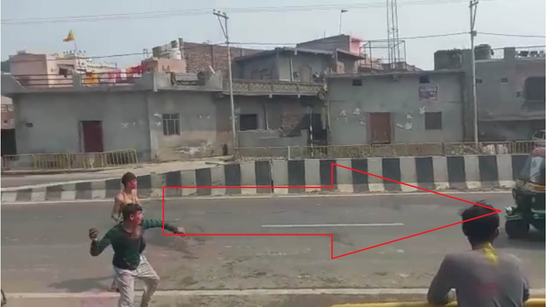 Baghpat Accident News: Three wheeler overturned on highway after youth throw balloon see photos