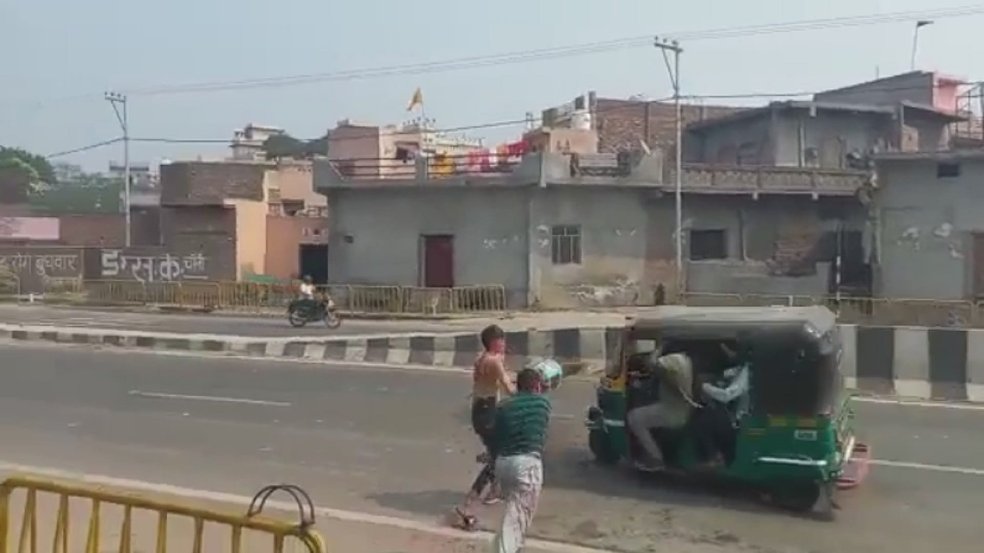Baghpat Accident News: Three wheeler overturned on highway after youth throw balloon see photos