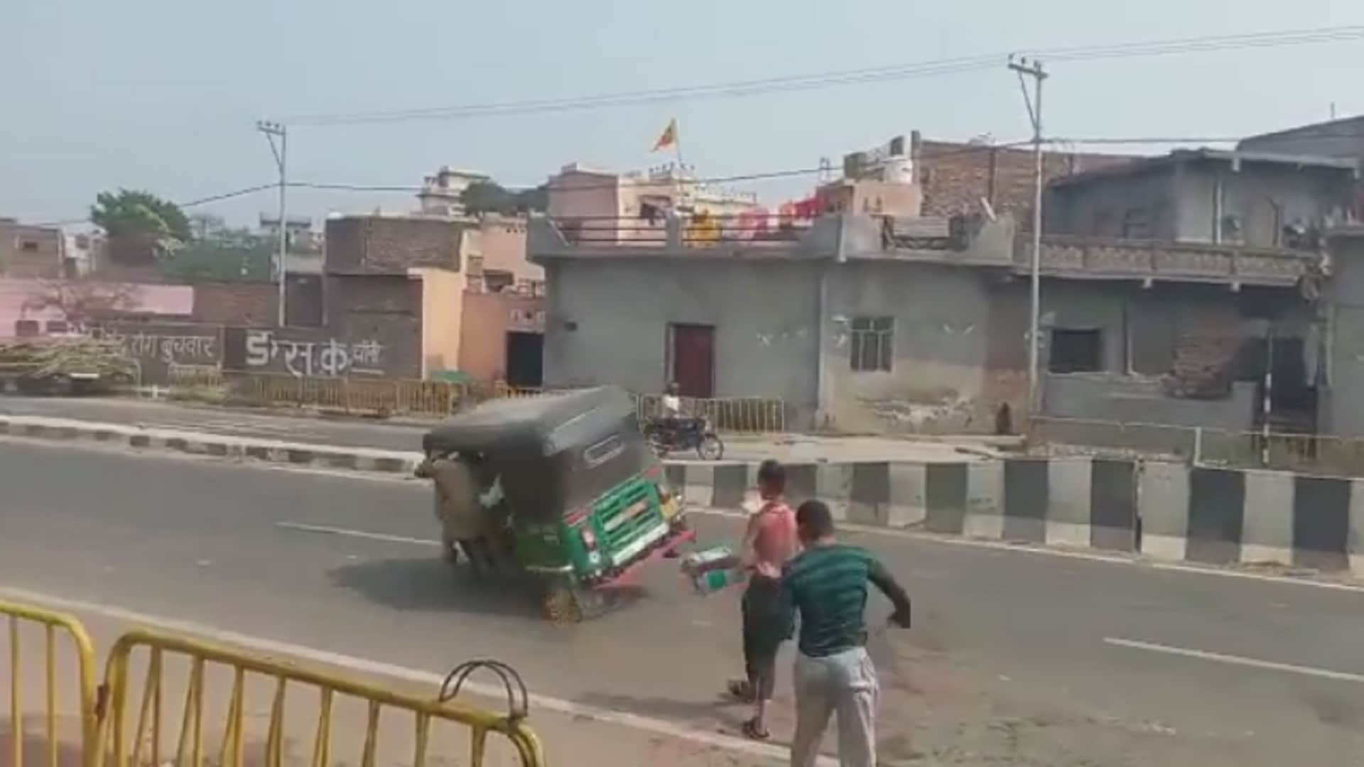 Baghpat Accident News: Three wheeler overturned on highway after youth throw balloon see photos
