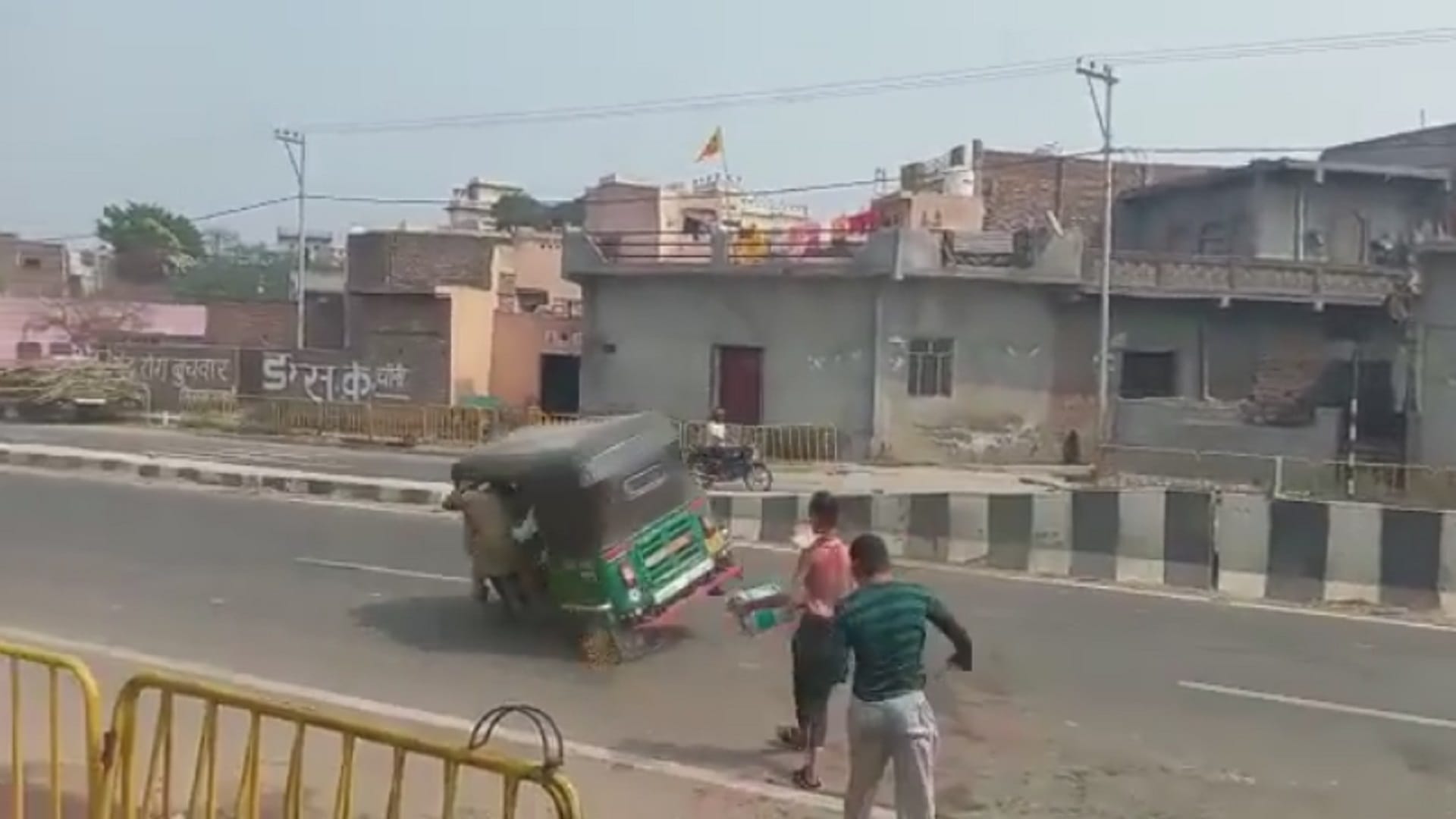 Baghpat Accident News: Three wheeler overturned on highway after youth throw balloon see photos