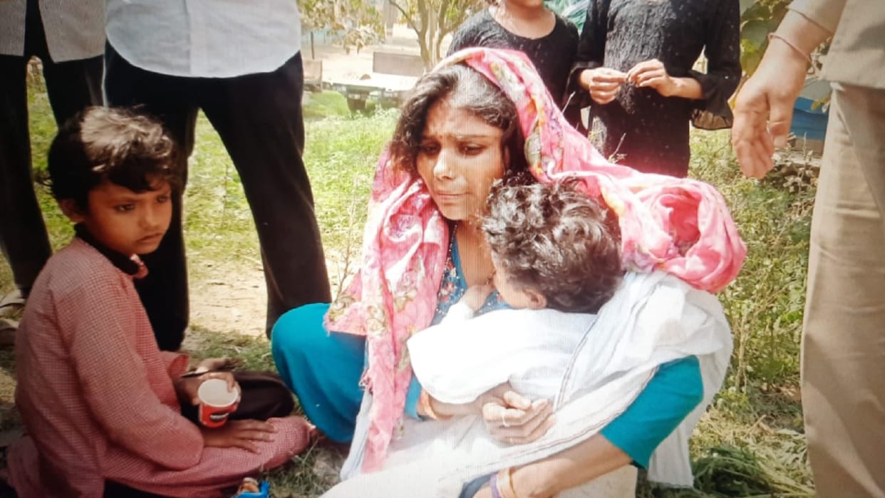 Muzaffarnagar News: Woman have jumped in river with her four children but mother and two babies is safe