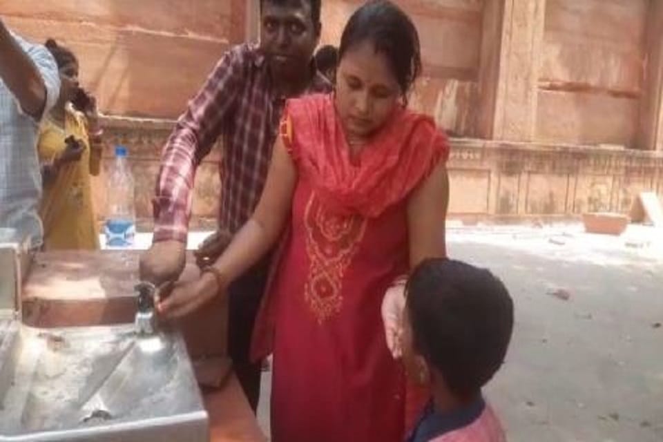 tourists were worried for drinking water at 38 degree mercury at Taj Mahal