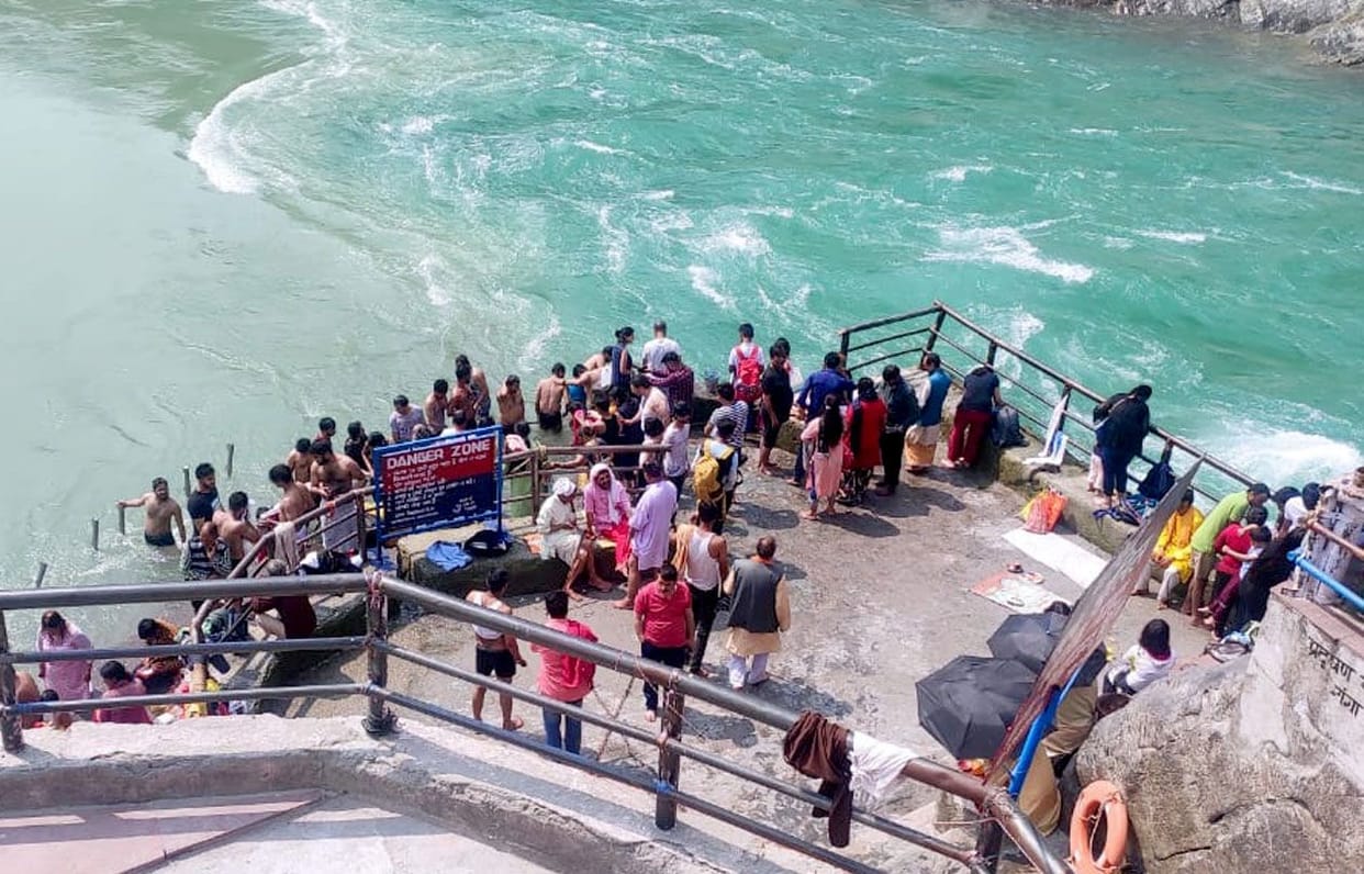 Increase in the number of people taking bath in Sangam due to increase in heat