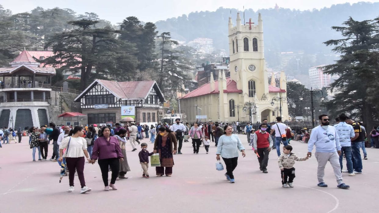 Queen of mountains packed with tourists on weekends, see photos