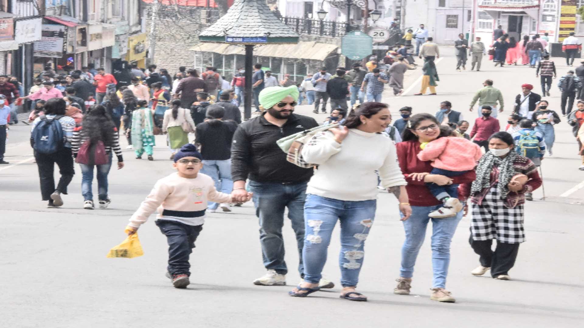 Queen of mountains packed with tourists on weekends, see photos