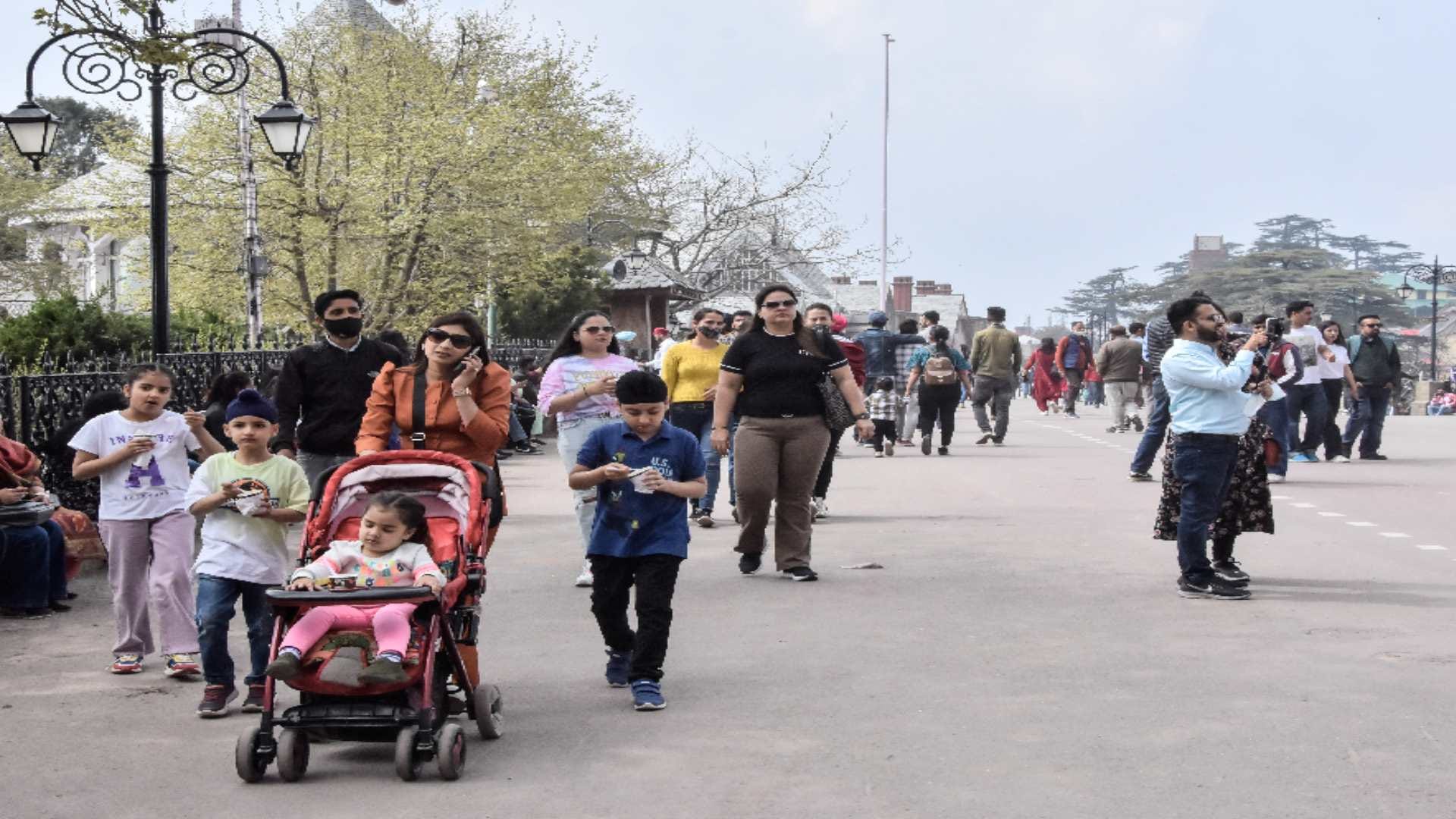 Queen of mountains packed with tourists on weekends, see photos
