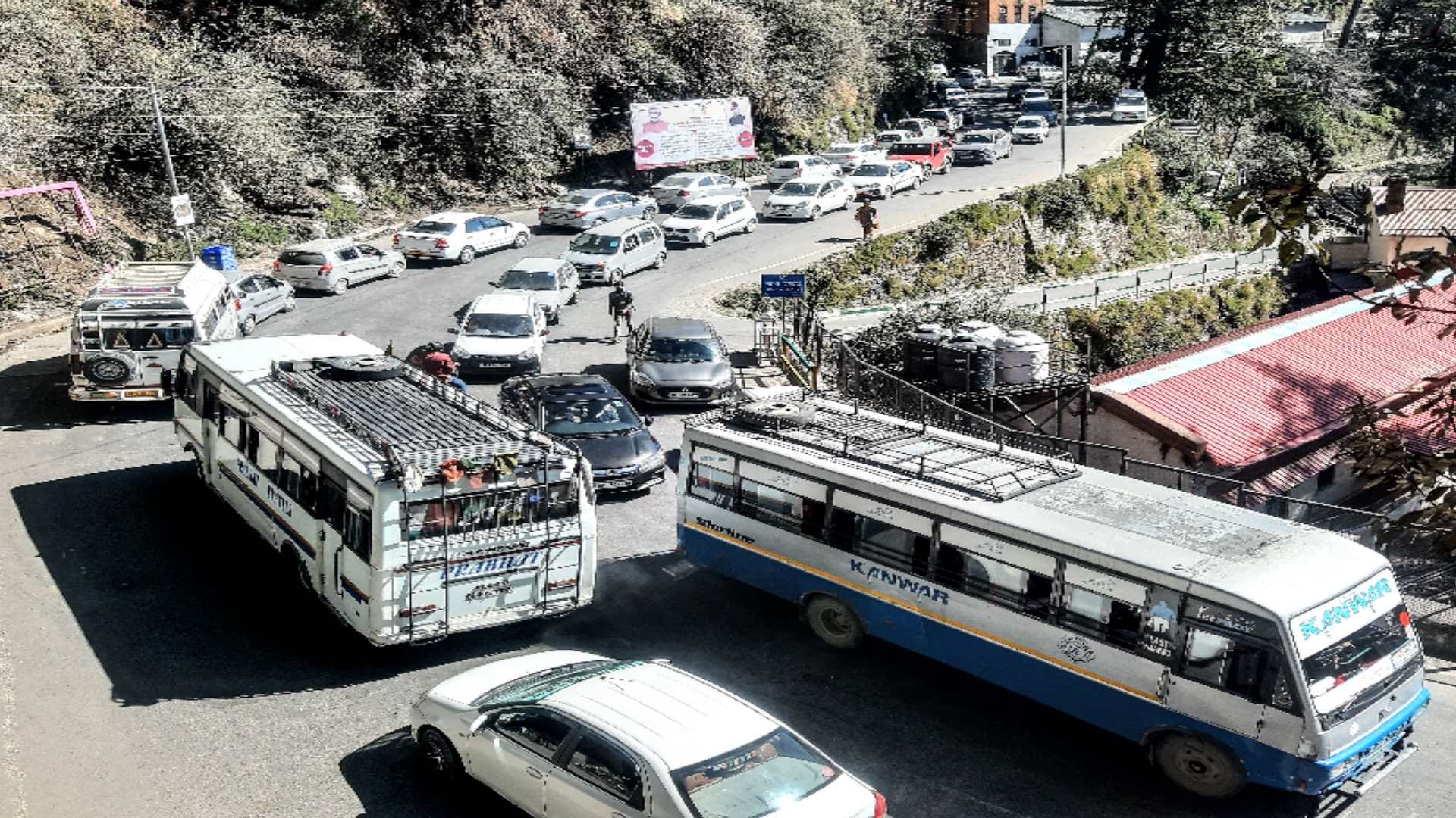Queen of mountains packed with tourists on weekends, see photos