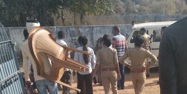The family climbed on the water tank, said they would give their lives by jumping