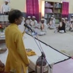 सेंट्रल जेल में बंदियों को प्रशिक्षित करते गायत्री परिवार के सदस्य।