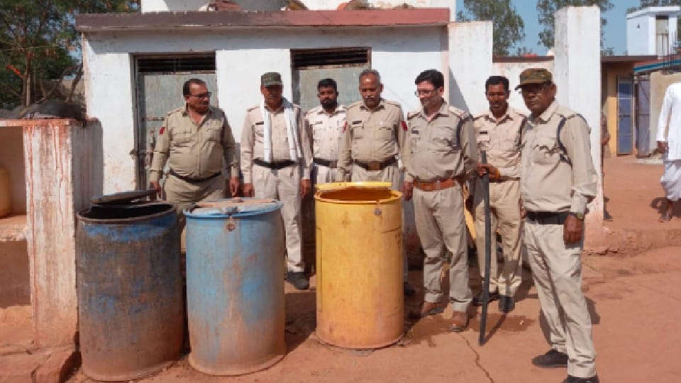 Shivpuri: Excise department raided illegal liquor bases, destroyed 2000 kg of molasses, 6 accused arrested