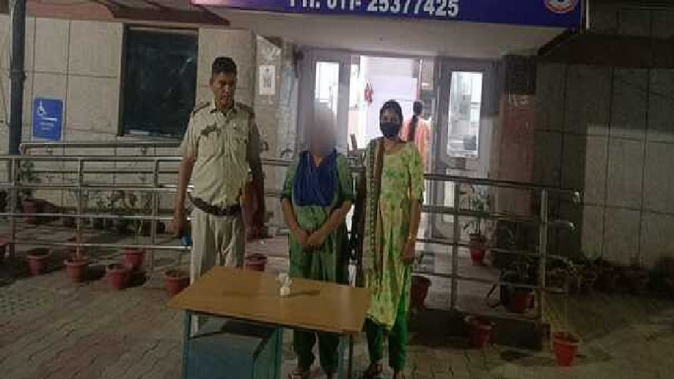 heroin worth rs 20 lakh recovered from woman smuggler 30 cases registered against accused