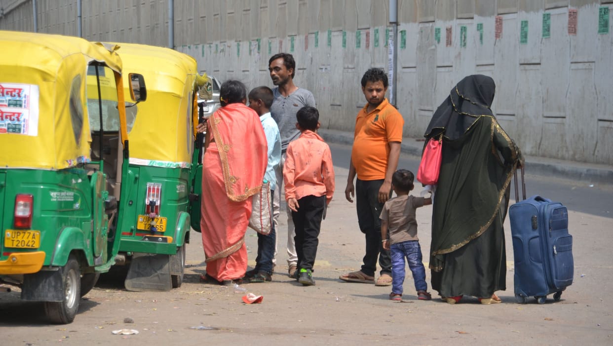 Kanpur Dehat : Buses not found on Dooj, auto drivers charged arbitrary fare from passengers