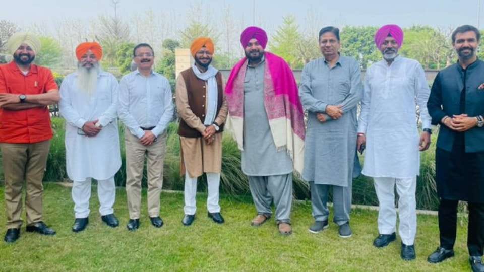 Seven former Congress MLAs met Navjot Singh Sidhu