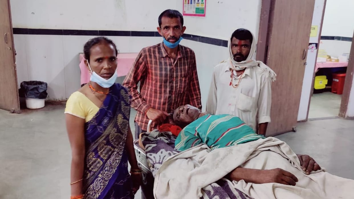 Chhatarpur: The old man drank peppermint oil to get rid of the heat, the whole body became cold, the relatives ran away with the district hospital