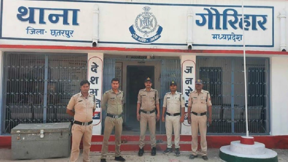 Chhatarpur: The accused was making illegal raw liquor in the house, the police raided and caught
