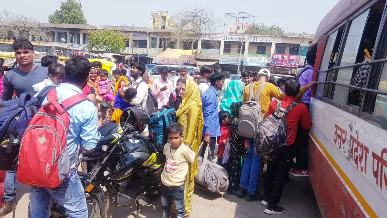 Crowd gathered after Holi, fight over seats in the bus