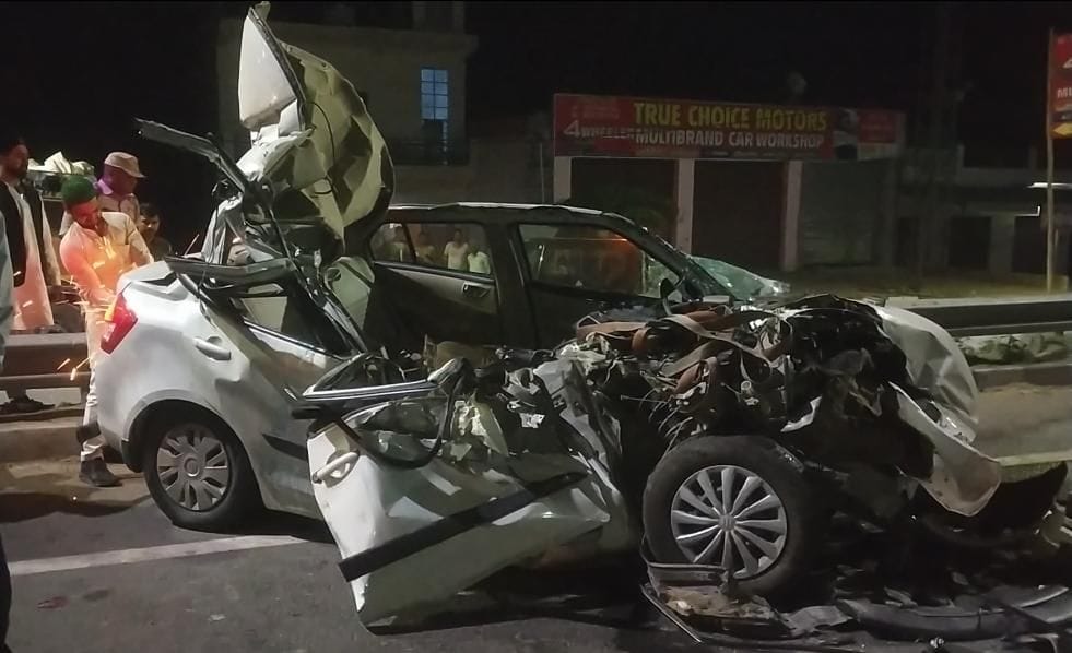 Car collided with container, three including father and daughter died