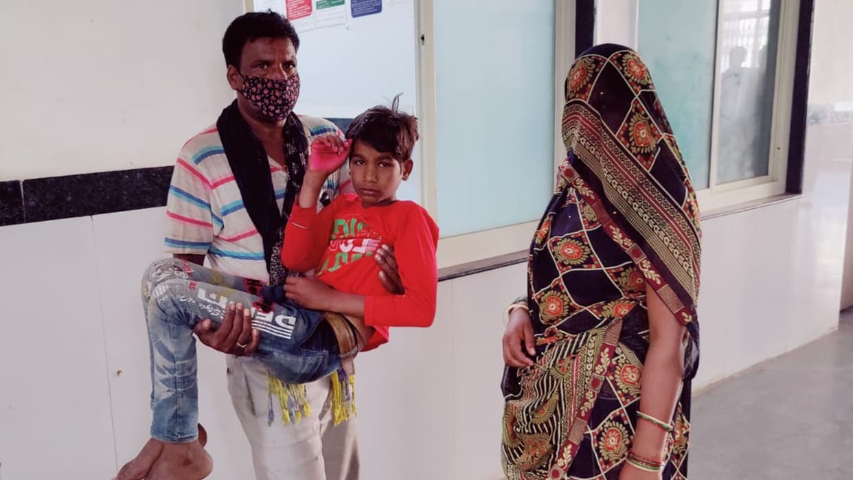 Chhatarpur: The minor drank poison, the family members did not get the stretcher in the district hospital, reached the fourth floor in their lap